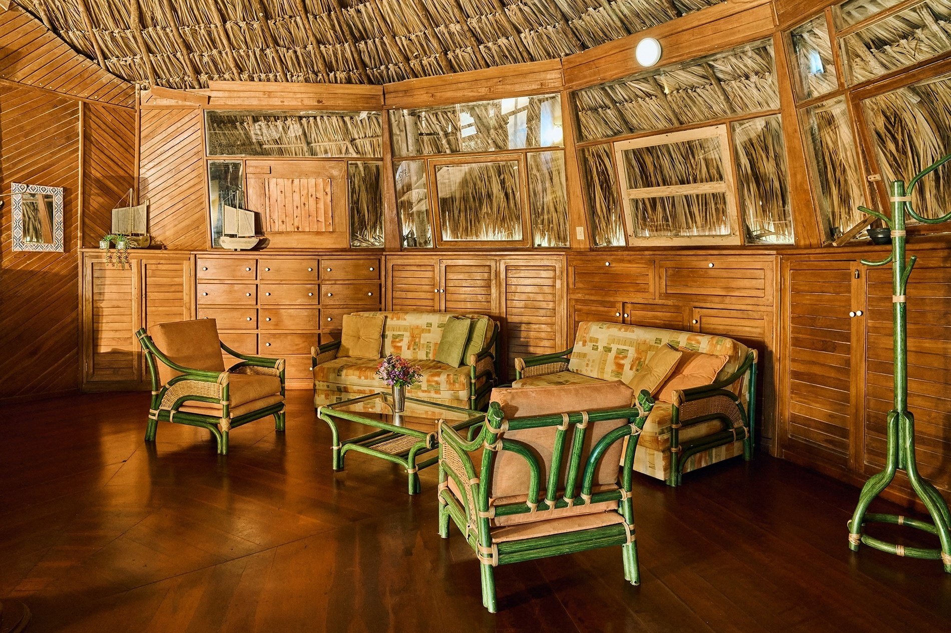 un salon en bois avec un canapé et des chaises