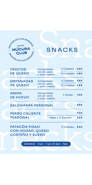 un homme se tient à côté d' une poubelle bleue avec un panneau indiquant qu'elle peut être recyclée