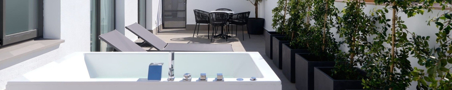 Jacuzzi y terraza en habitación Deluxe de Hotel Murillo Reinoso