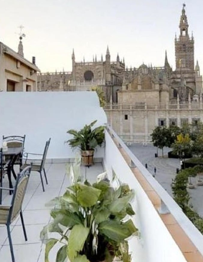 Azotea de Suites Murillo Alcázar con vistas a la Catedral y la Giralda