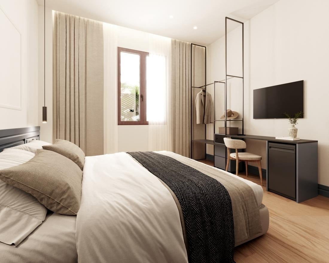 una habitación de hotel con una cama y una televisión