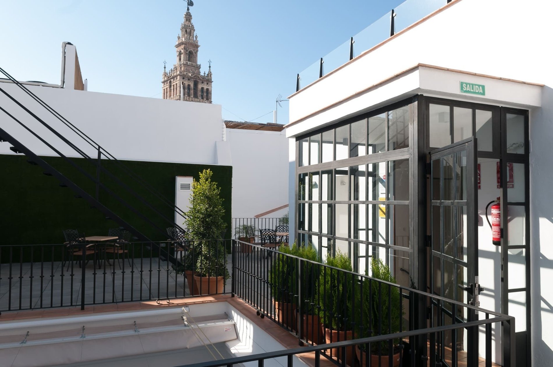 una puerta con la palabra salida en la parte superior