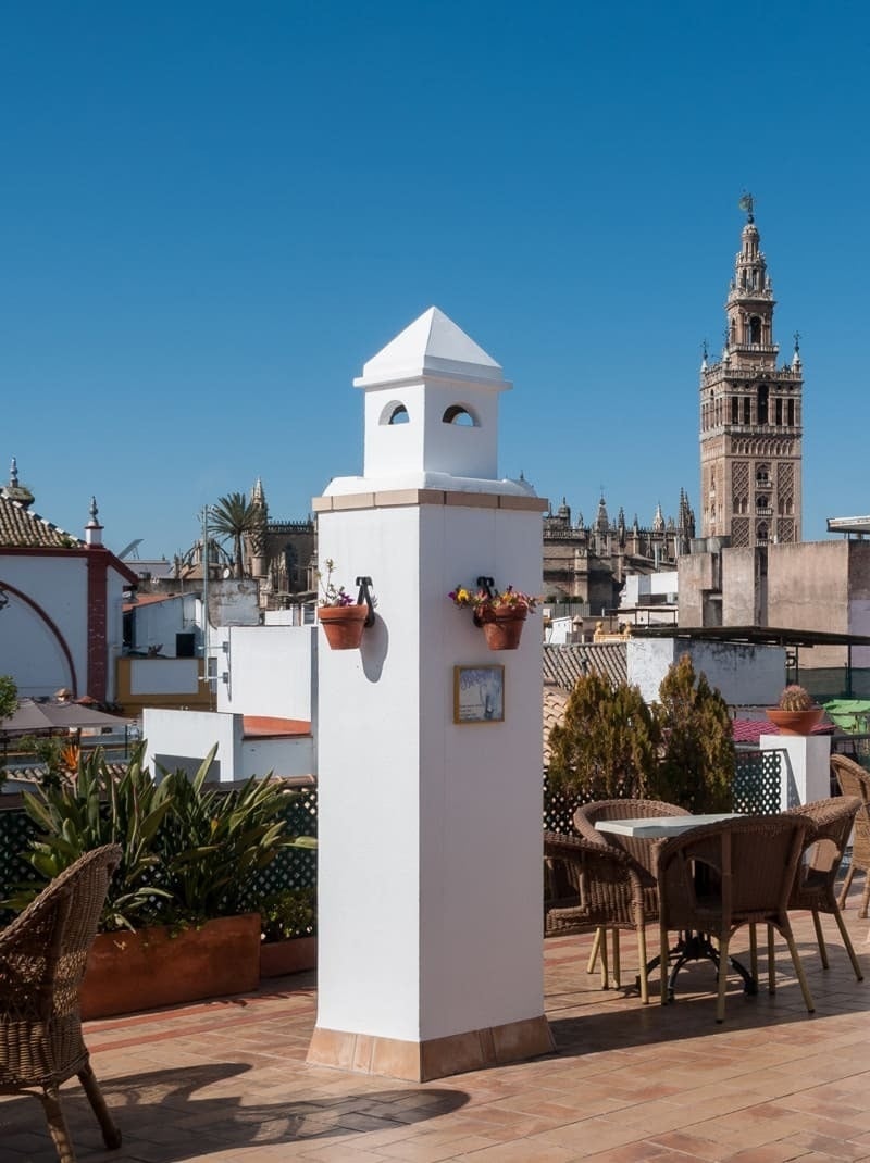 Azotea del Hotel Murillo con vistas a la Catedral y la Giralda