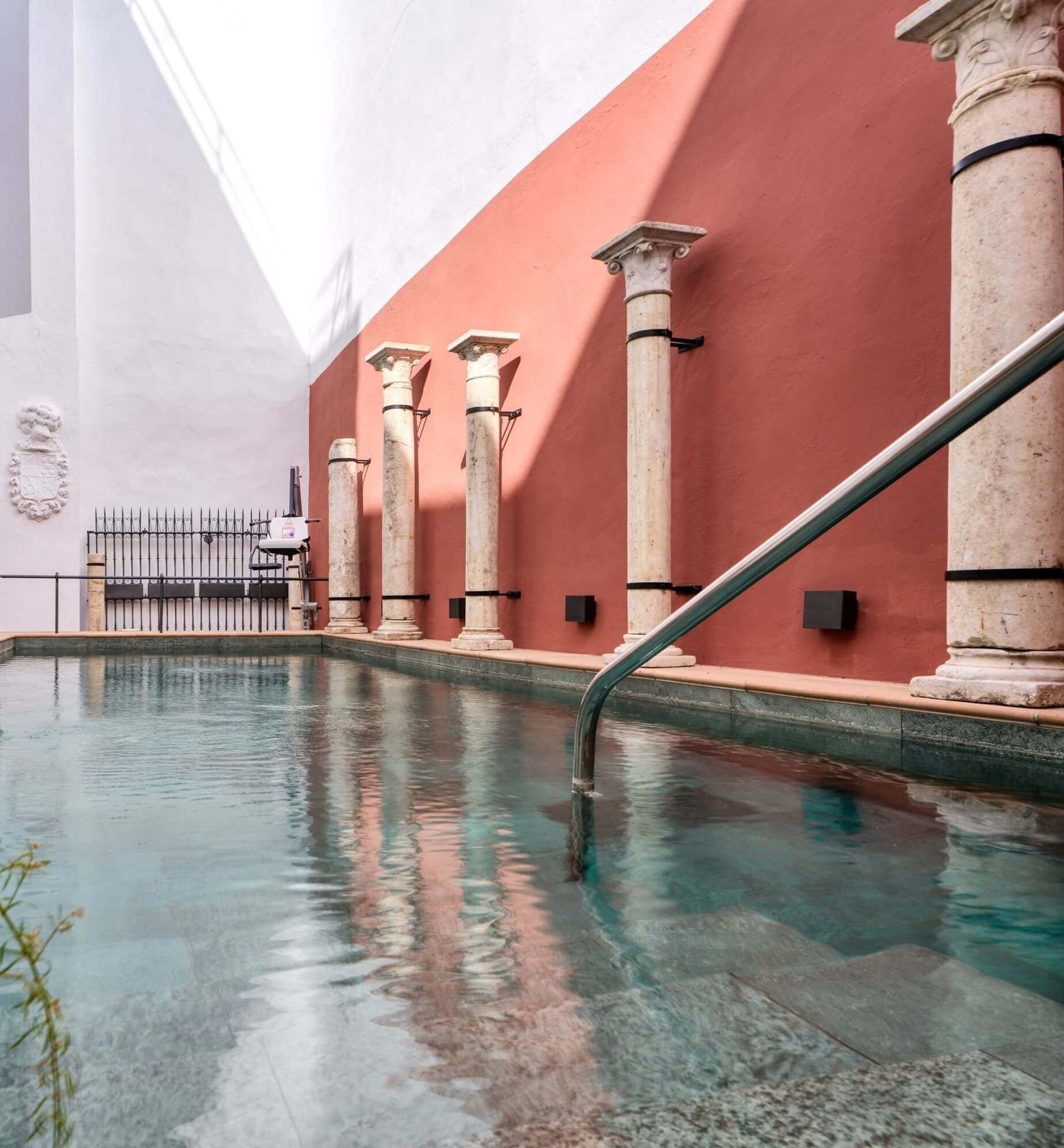 Piscina en el patio del Hotel Murillo Reinoso