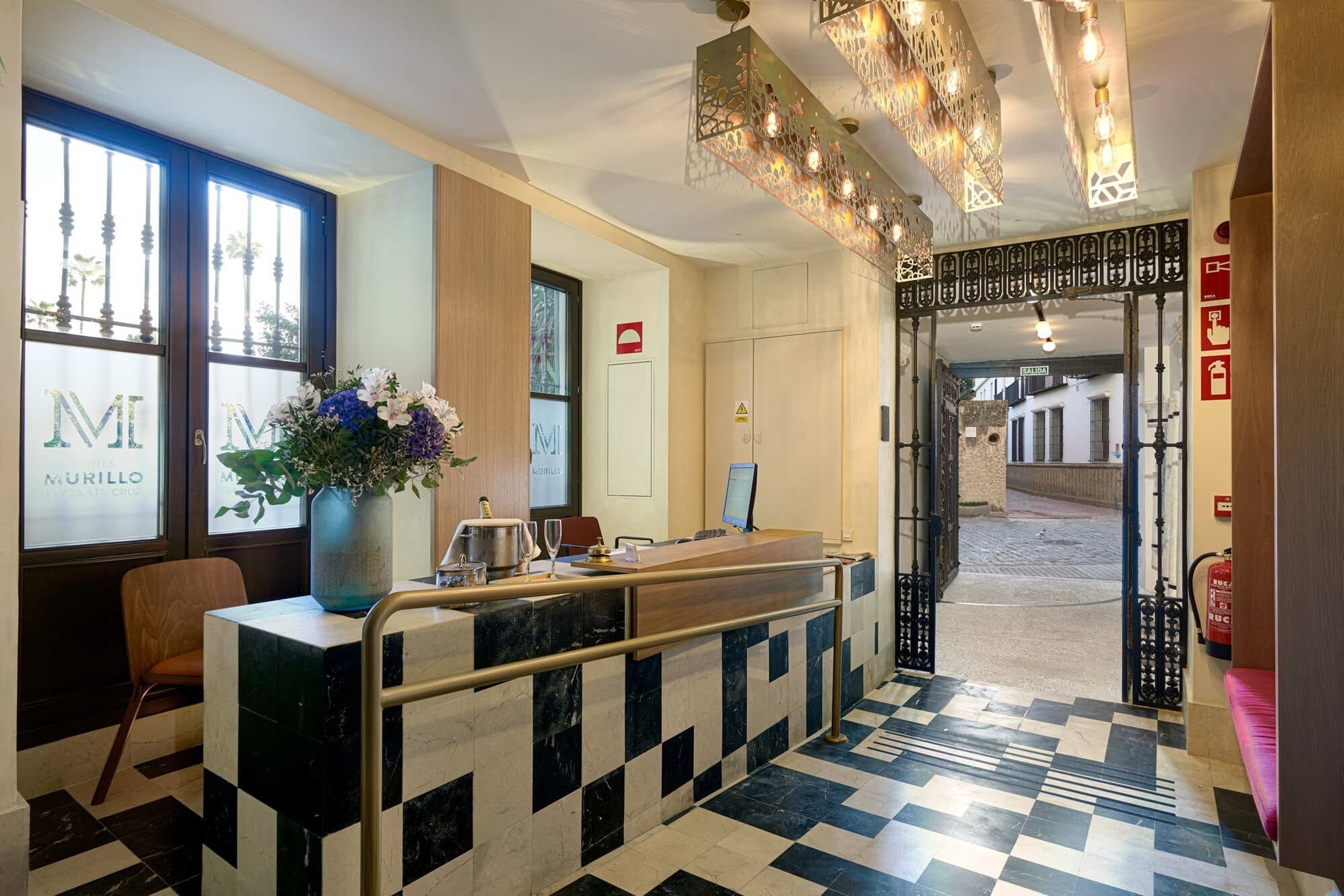 Entrada y Recepción de Suites Murillo Plaza Santa Cruz