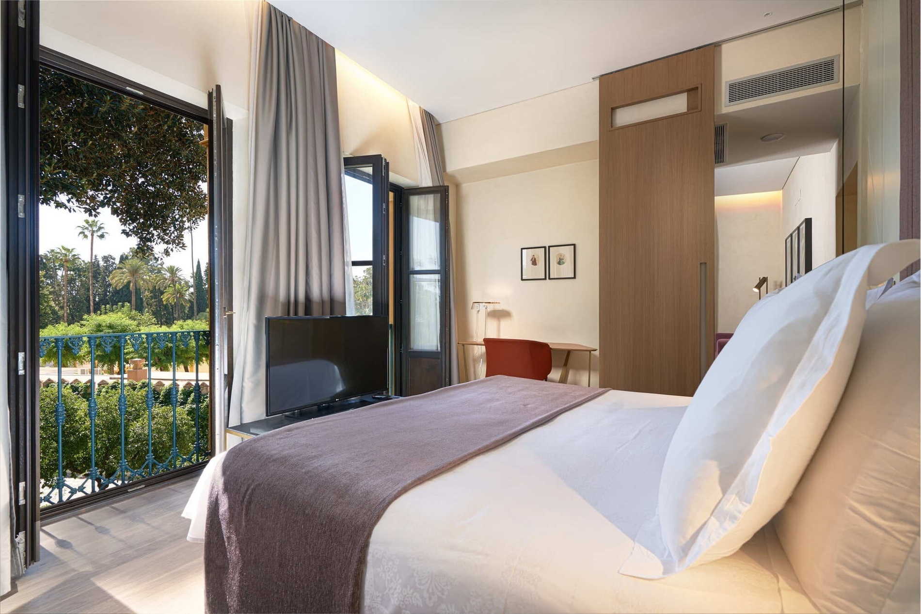 una habitación de hotel con una cama y una televisión