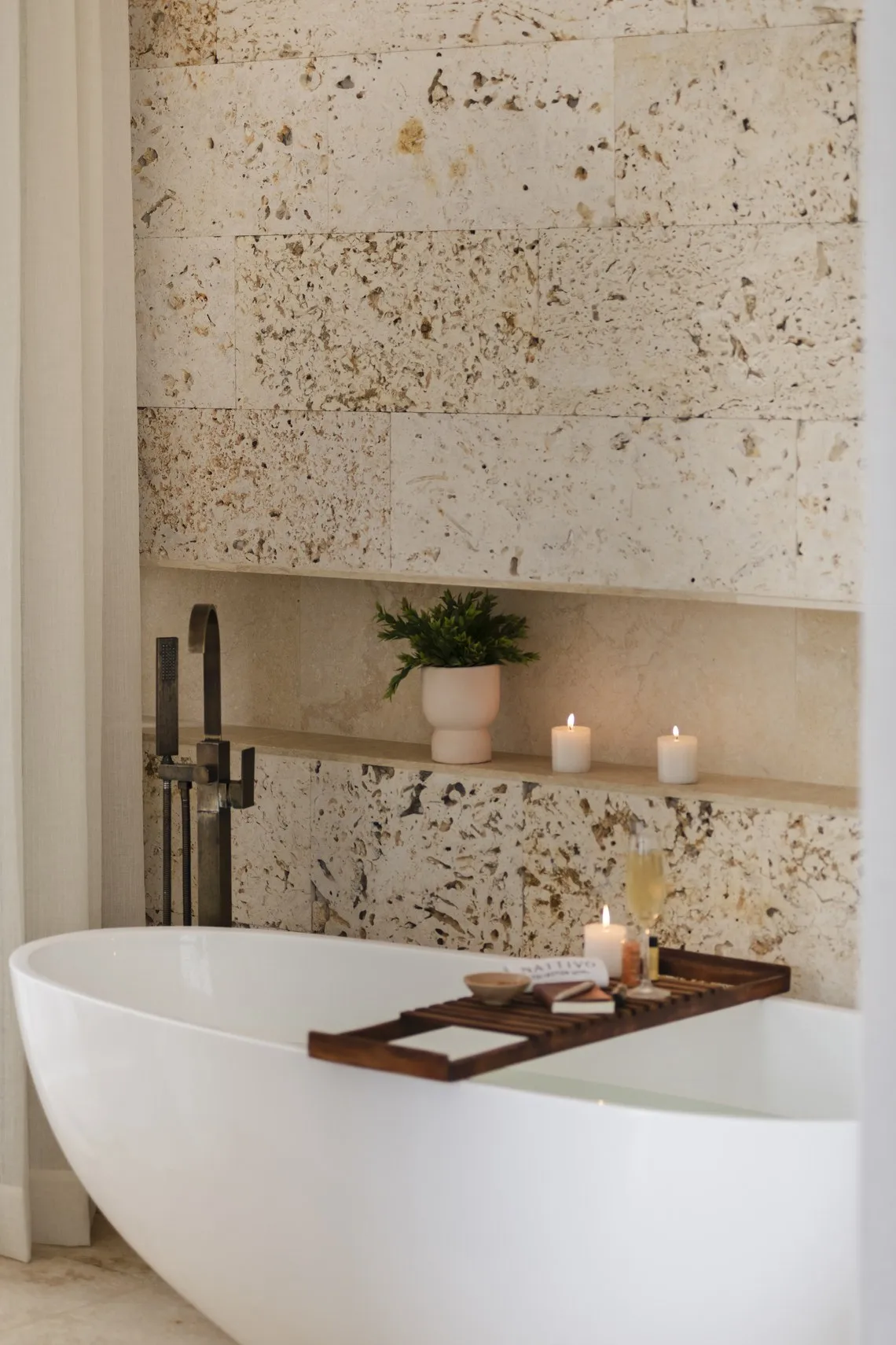 Bela banheira comNattivo Collection Hotel, velas e champanhe em um banheiro de hotel luxuoso.