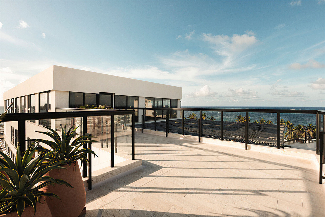 Terraza de hotel con vista al mar, ideal para Nattivo Collection Hotel y relajarse.