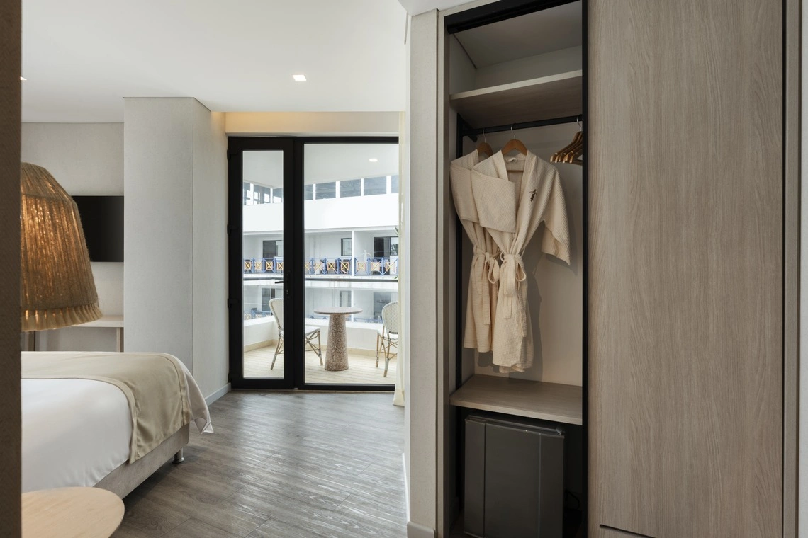 Nattivo Collection Hotel: Robes e frigobar em armário de hotel moderno.