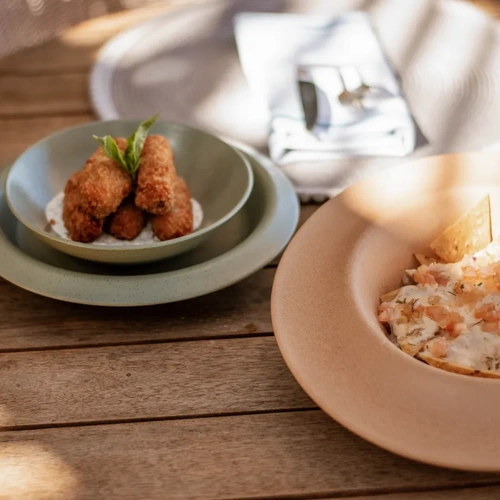 Nattivo Collection Hotel: Bocados fritos y nachos en mesa de madera, perfecta para disfrutar en un resort.