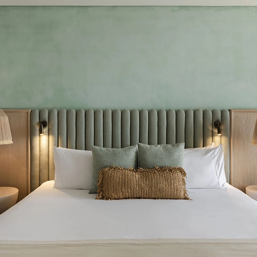 Cama espaciosa y cómoda en habitación de hotel conNattivo Collection Hotel.