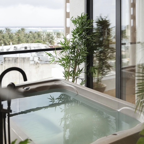 Jacuzzi con vista al mar en hotel. Nattivo Collection Hotel de lujo.