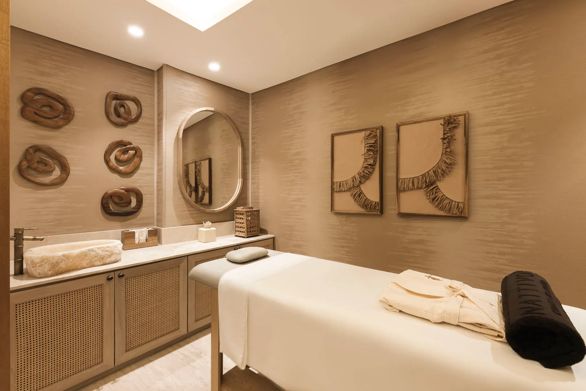 Sala de spa serena com Nattivo Collection Hotel em tons terrosos, macas e detalhes rústicos.