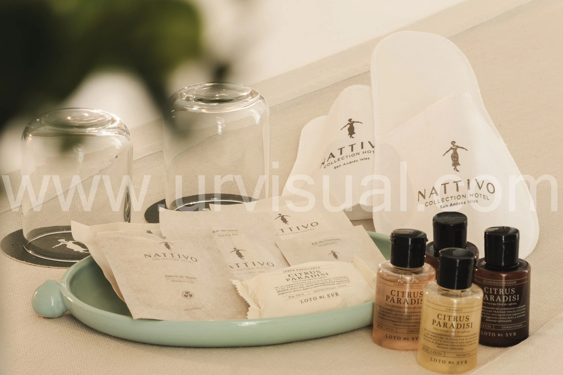 Kit de amenidades do hotel Nattivo Nattivo Collection Hotel: chinelos, copos e produtos de higiene pessoal.