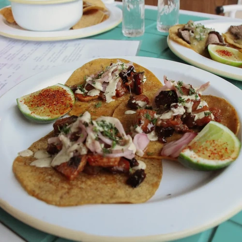 Tacos con lima en mesa Nattivo Collection Hotel, ambiente relajado.