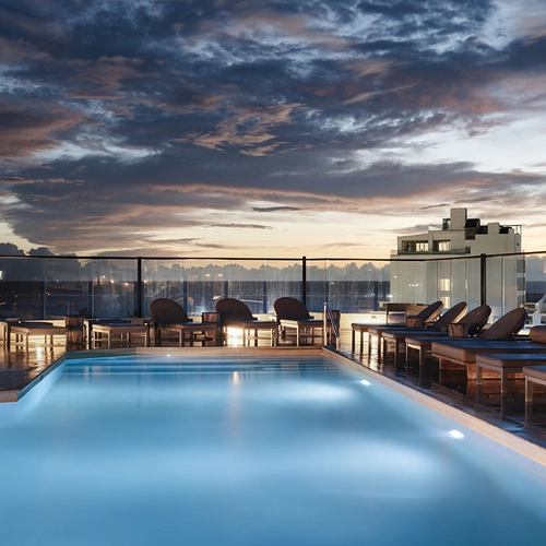 Piscina en la azotea con tumbonas y vistas al atardecer, ideal para Nattivo Collection Hotel.
