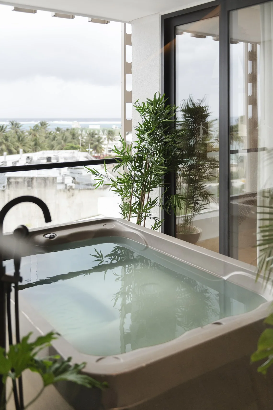 Hidromassagem de luxo na varanda com vista para o mar, ideal para Nattivo Collection Hotel.