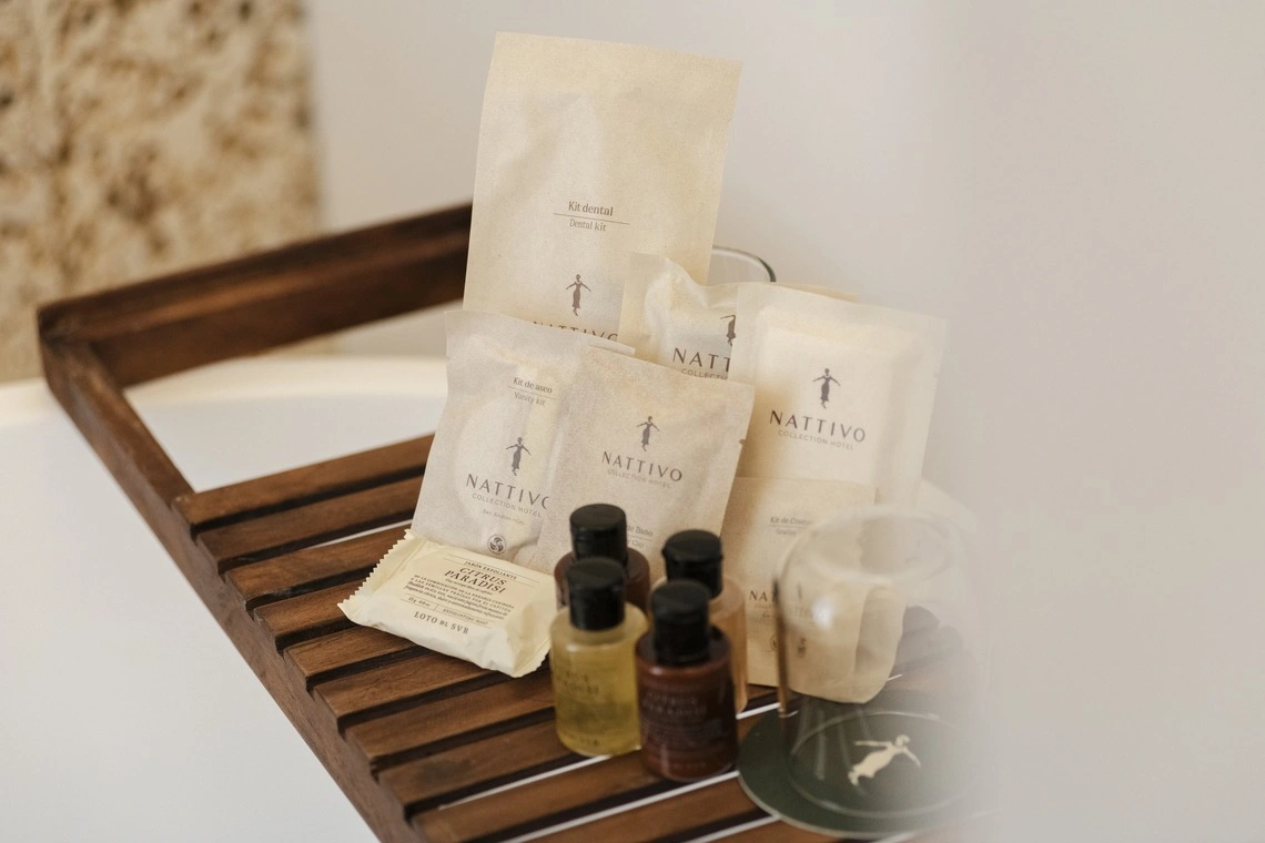 Kit de higiene em madeira para hotel, com itens da marca Nattivo Nattivo Collection Hotel.