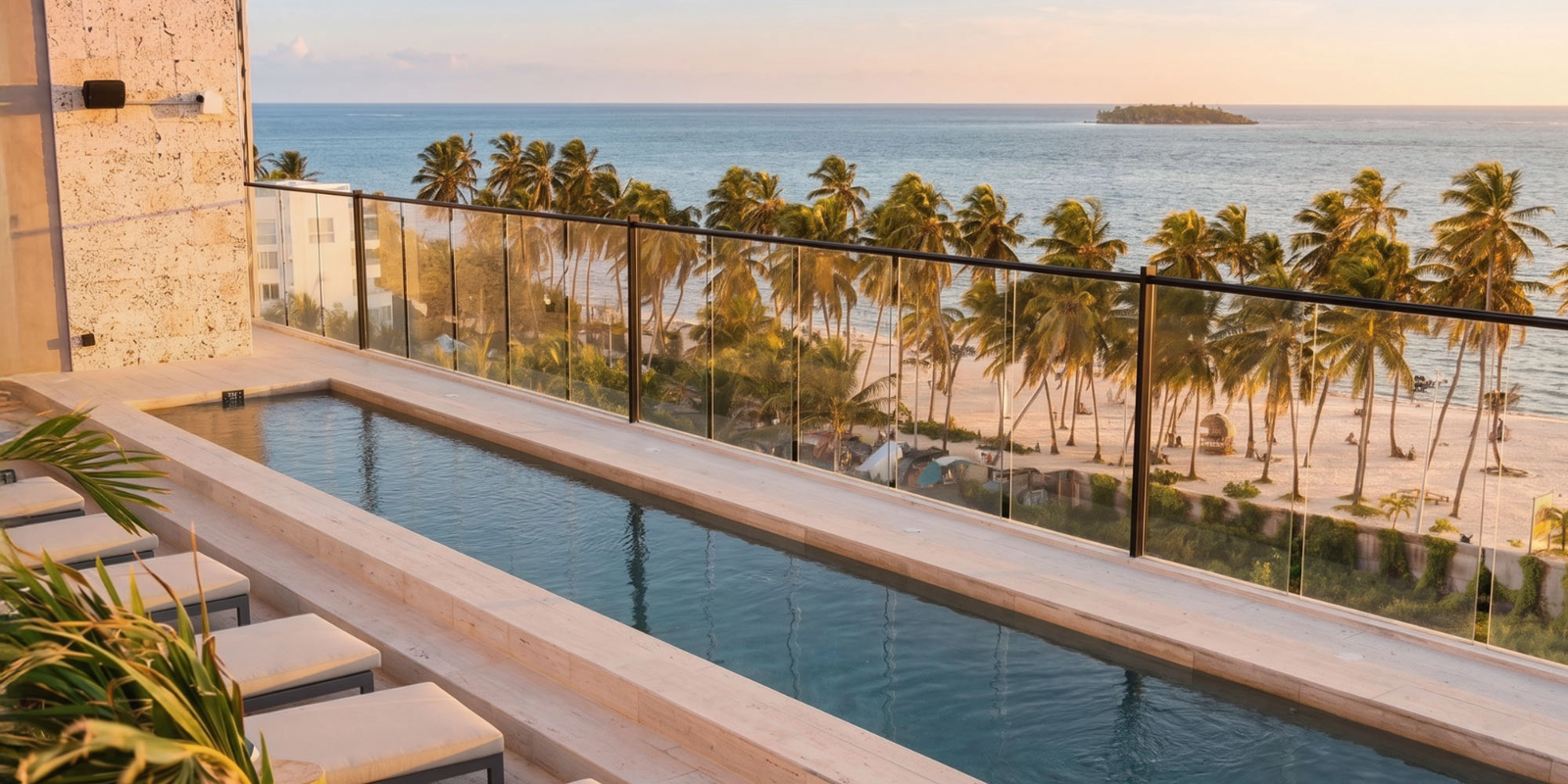 Piscina de borda infinita em hotelNattivo Collection Hotel com vista para praia tropical e coqueiros ao pôr do sol.