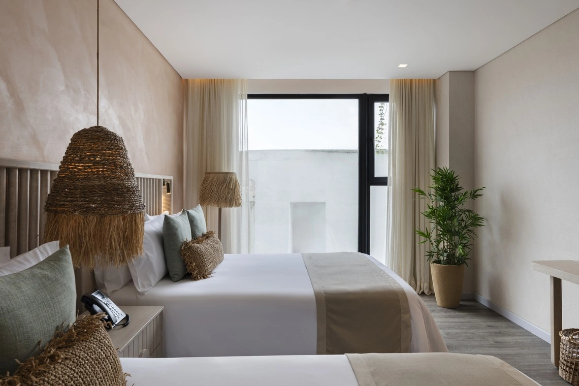 Nattivo Collection Hotel: quarto de hotel com duas camas, decoração rústica e vista para varanda externa.