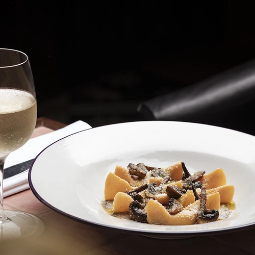 Plato de pasta con champiñones y vino blanco. Nattivo Collection Hotel