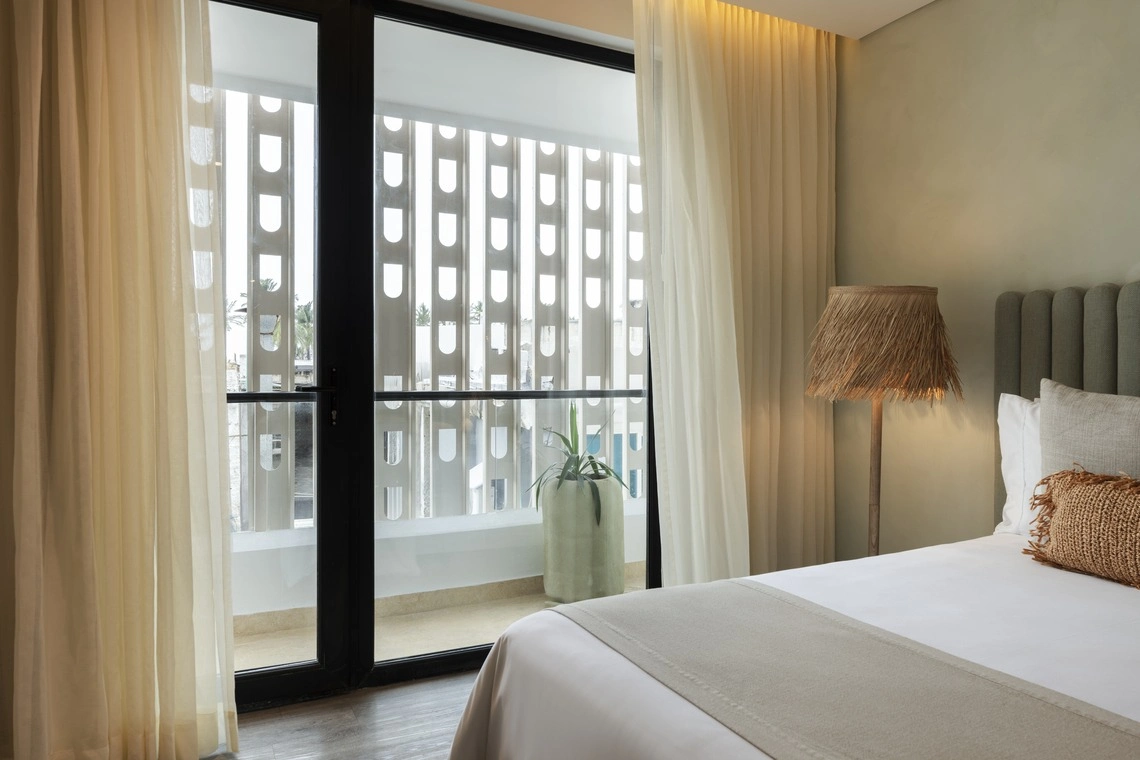 Nattivo Collection Hotel: Quarto de hotel com vista para varanda com decoração moderna e mobiliário elegante.