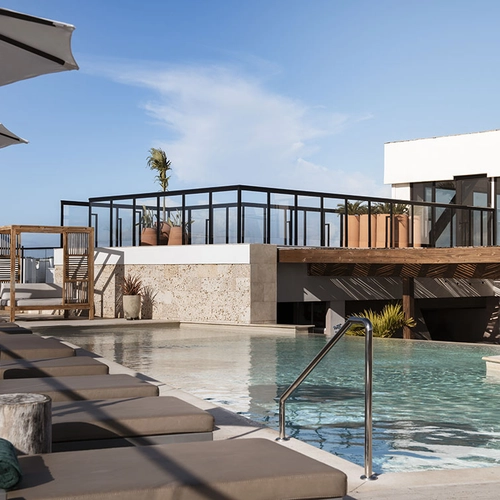 Nattivo Collection Hotel: Piscina y tumbonas en la azotea, vistas al mar y al cielo azul, perfecto para relax.