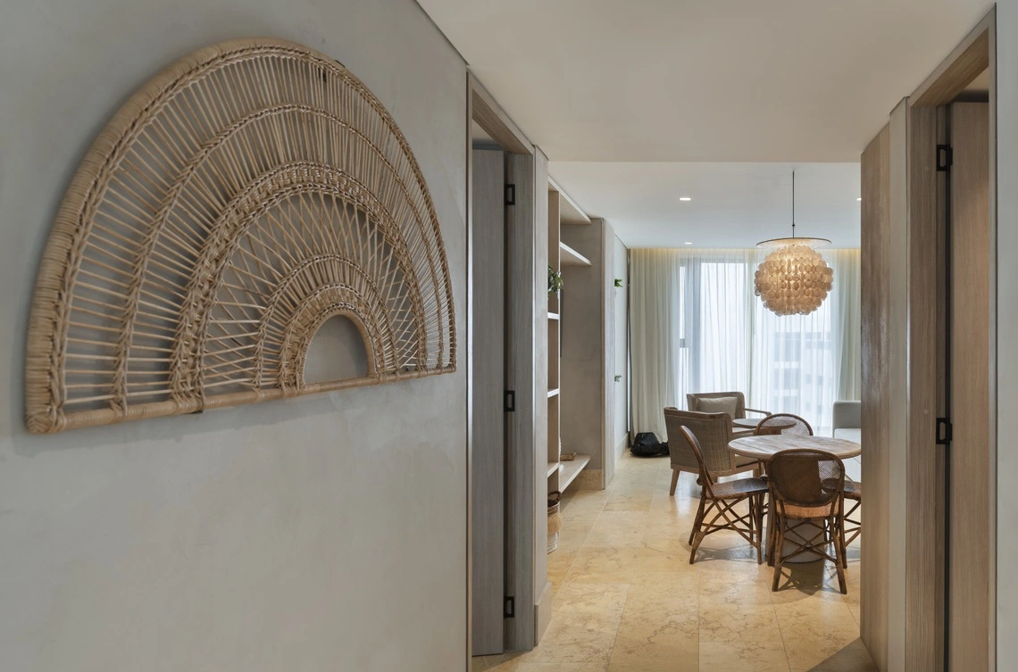 Decoração de parede em vime estilo leque, ideal para umNattivo Collection Hotel.