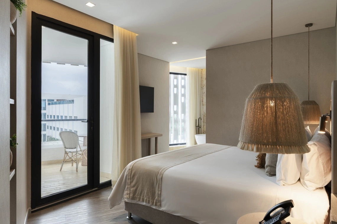 Quarto de hotel moderno com varanda e luminárias de corda, perfeito para Nattivo Collection Hotel.