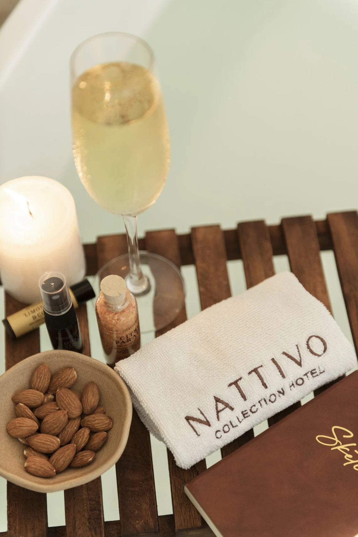 Taça de champanhe e amenidades relaxantes para uma estadia em Nattivo Collection Hotel.