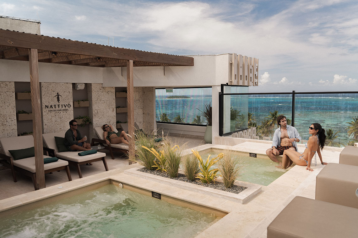 Nattivo Collection Hotel: Casal relaxa em jacuzzi com vista mar.