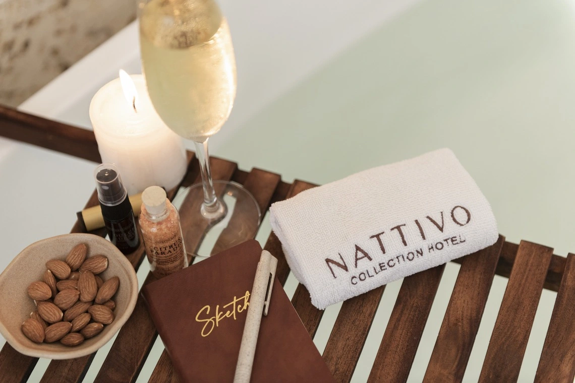 Cesta de banho relaxante com taça de espumante, velas e amenidades Nattivo Nattivo Collection Hotel.