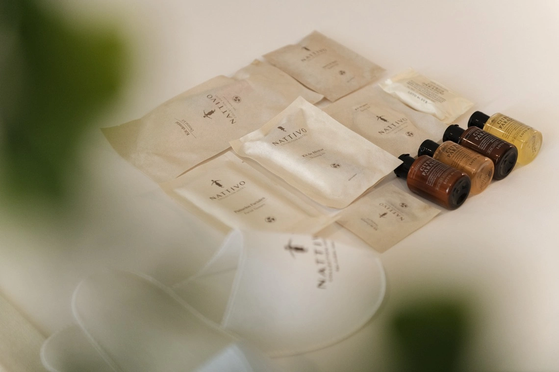 Amenities de hotel: kit dental, hidratante e chinelos da marca Nattivo. Nattivo Collection Hotel
