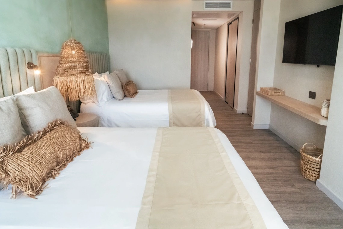 Quarto de hotel com duas camas, decoração rústica e TVNattivo Collection Hotel.