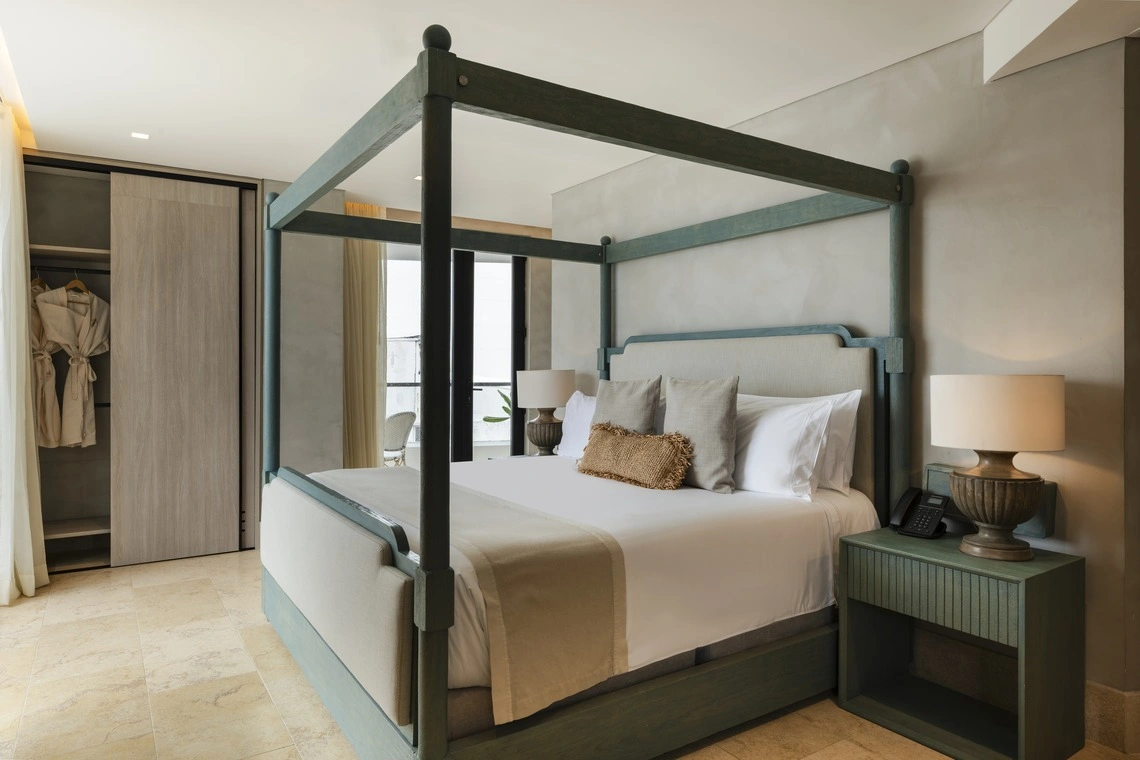 Cama de dossel de luxo em um quarto de hotel moderno com closet e varanda. Nattivo Collection Hotel