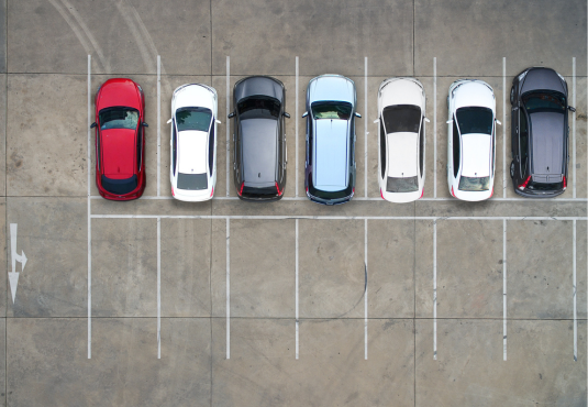 a row of cars are parked in a parking lot