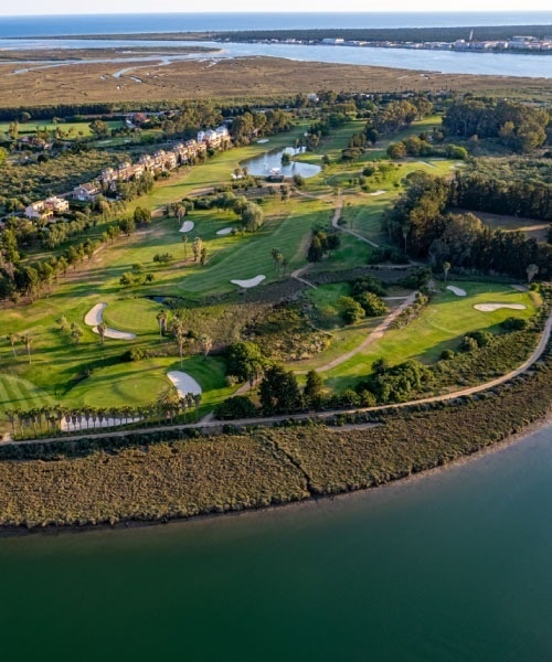eine Luftaufnahme eines Golfplatzes in der Nähe eines Sees