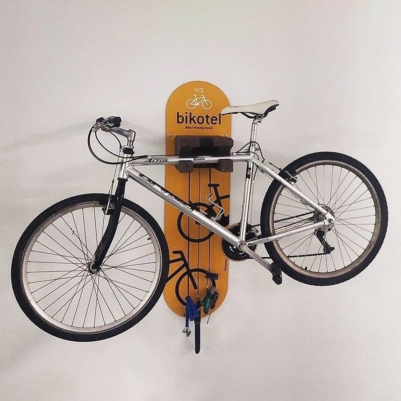 Bicicleta suspensa em rack para ciclistas no hotel Bikotel.