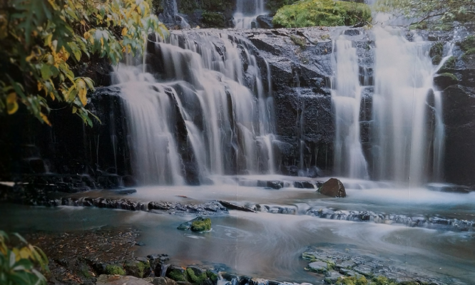 uma grande banheira de hidromassagem com água azul