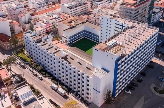 um grande prédio branco e azul com uma cruz azul no topo