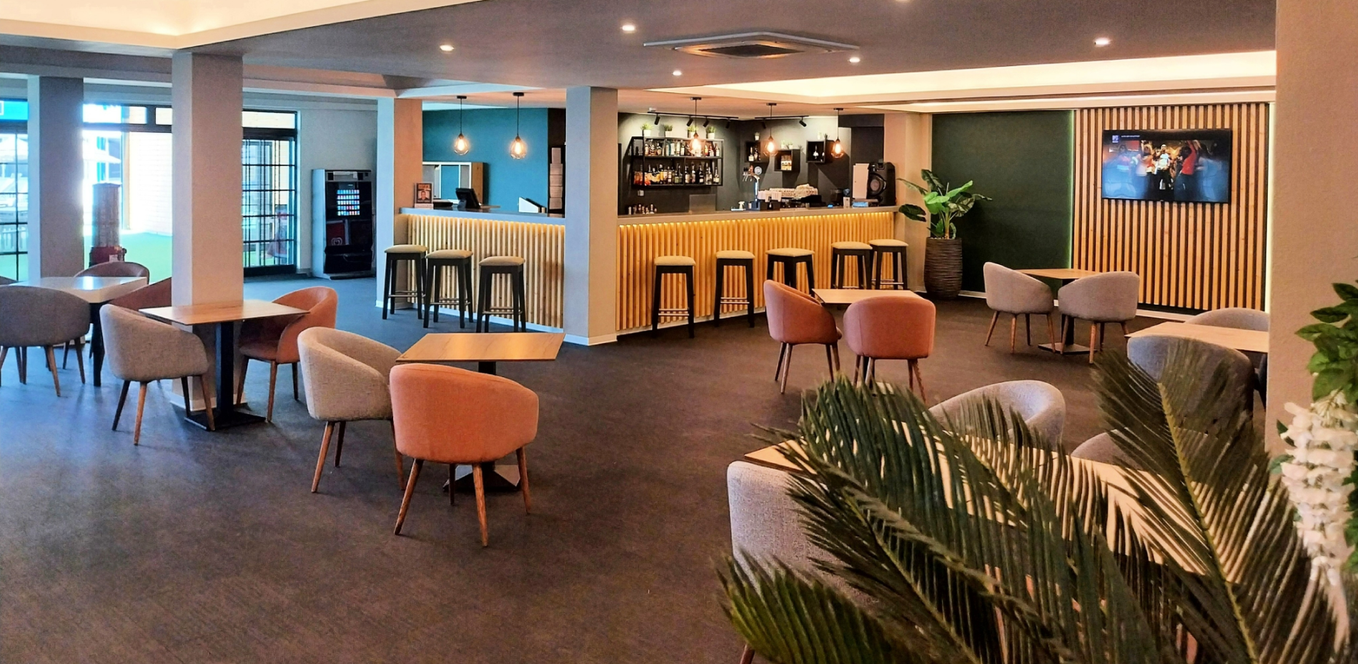 uma sala de jantar com mesas e cadeiras e um bar