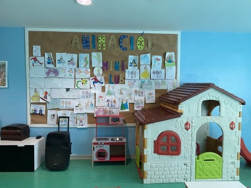 un área de juegos para niños con dibujos y la palabra animacion en la pared