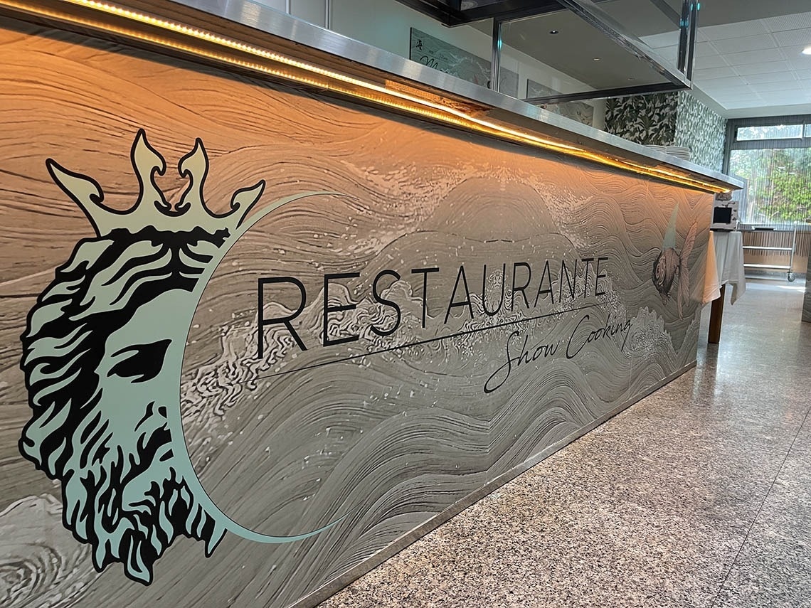 a restaurant called restaurante show coming has a mural on the wall