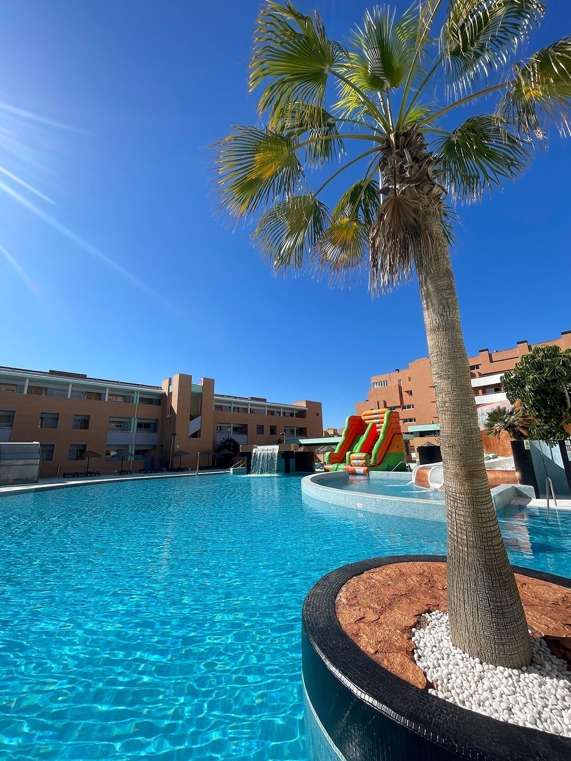 Oferta hotel con niños gratis en Roquetas de Mar. 3 noches pensión completa desde 258€