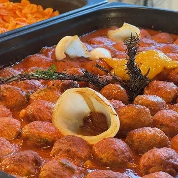 Meatballs in red sauce with onion, On Hotels: Neptuno.