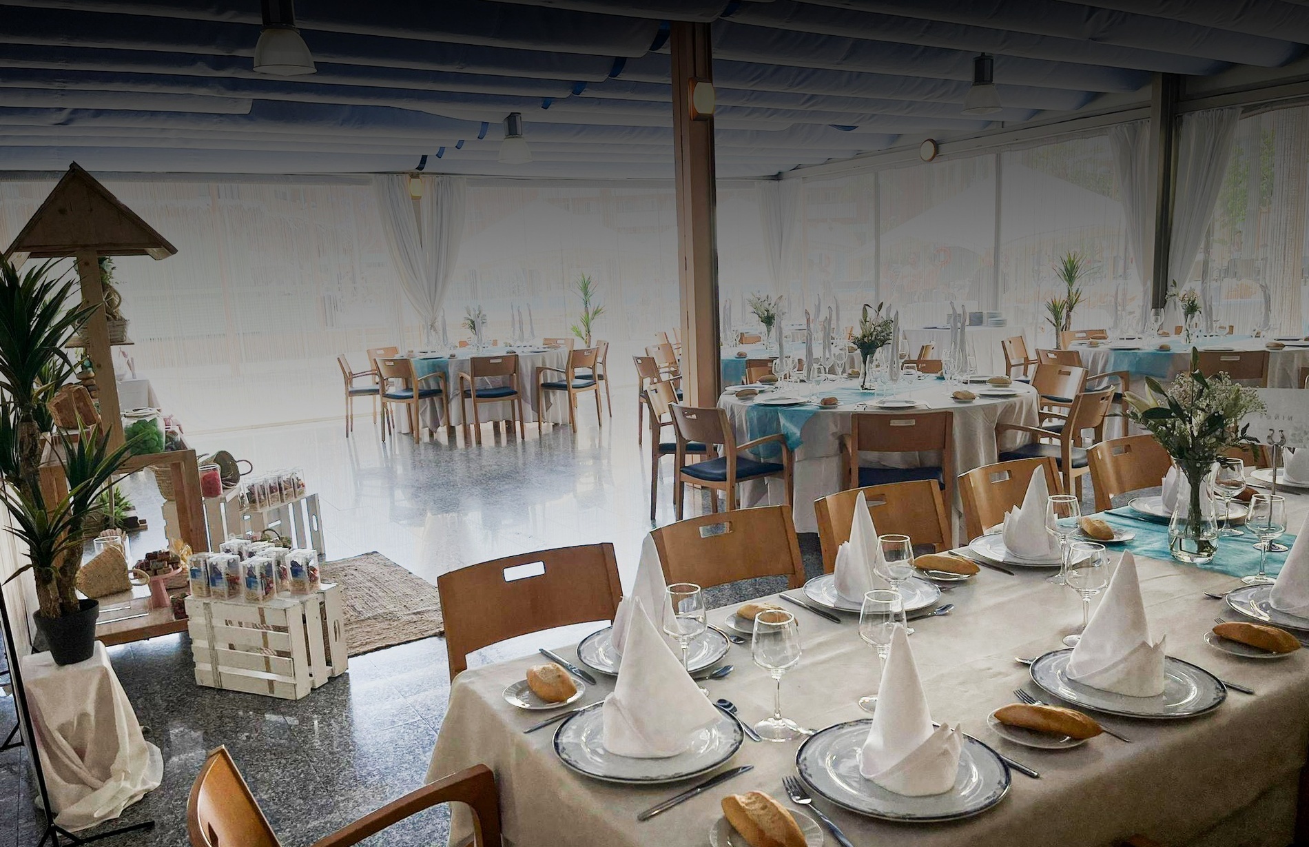 une salle à manger remplie de tables et de chaises