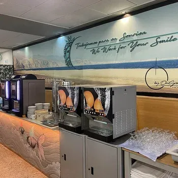 Breakfast at On Hotels: Neptuno, featuring juice machines and fresh oranges.