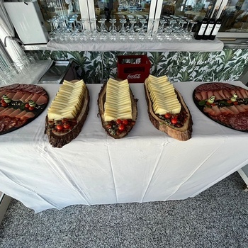 une table avec des assiettes de nourriture et une boîte de coca-cola