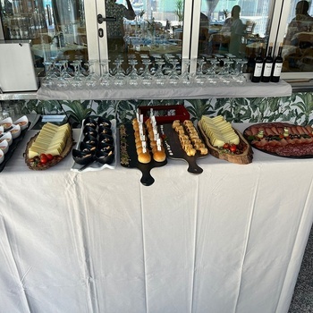 une table avec des assiettes de nourriture et des bouteilles de vin