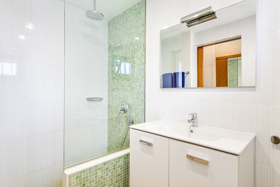 ein Badezimmer mit einem Waschbecken und einer Dusche